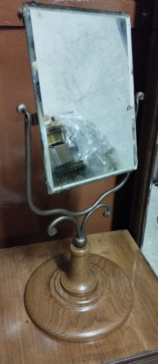 Vecchio specchio da toeletta