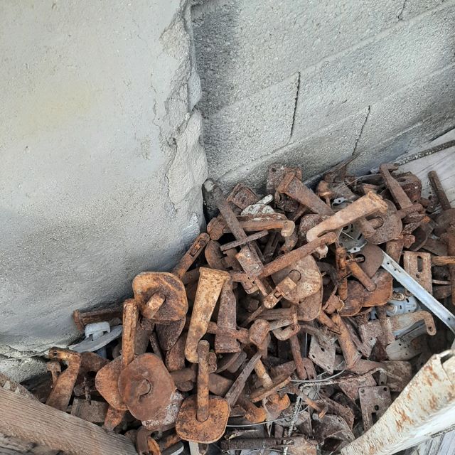 Herraje para chapas de muro