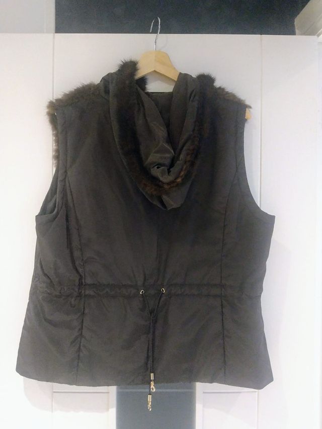 CHALECO DE PIEL CON CAPUCHA