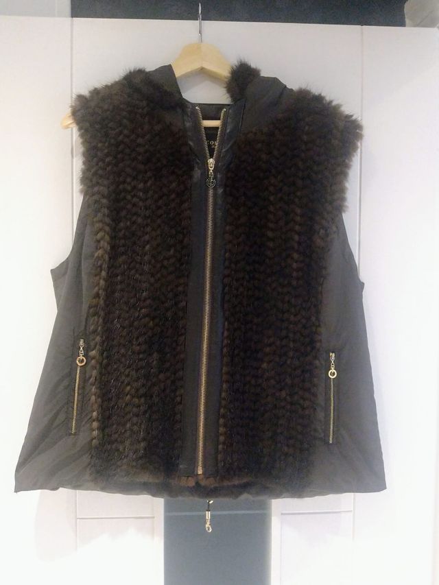 CHALECO DE PIEL CON CAPUCHA