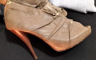 Zapatos de tacón alto caqui.