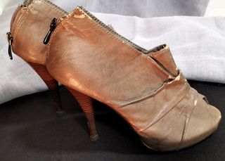 Zapatos de tacón alto caqui.