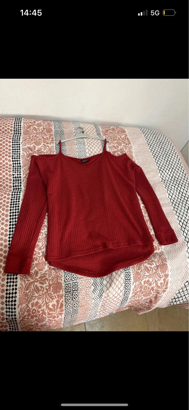 Camiseta con hombros descubiertos