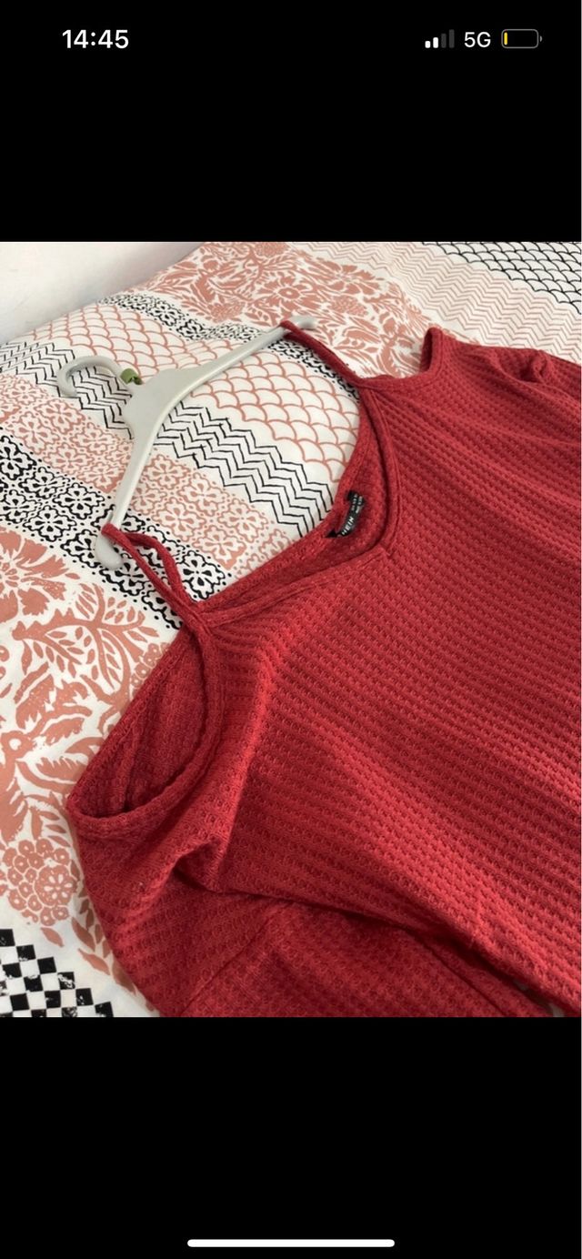 Camiseta con hombros descubiertos