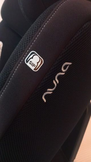 Silla de coche para bebé Nuna.