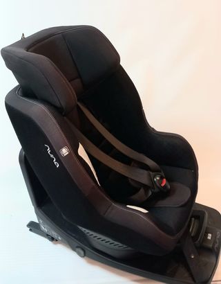 Silla de coche para bebé Nuna.