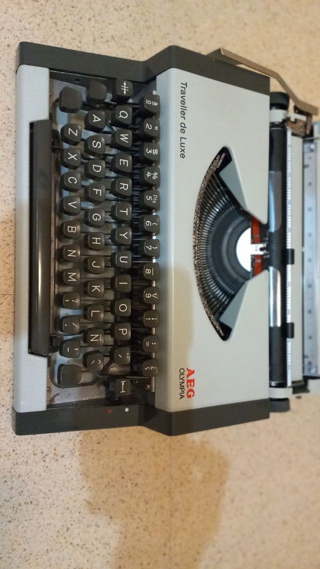 MAQUINA  ESCRÍBÍR  ANTIGUA