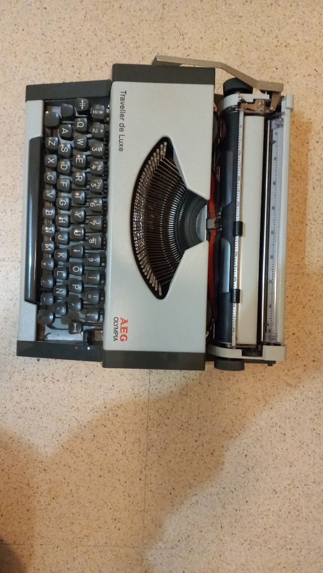 MAQUINA  ESCRÍBÍR  ANTIGUA