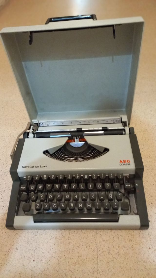 MAQUINA  ESCRÍBÍR  ANTIGUA