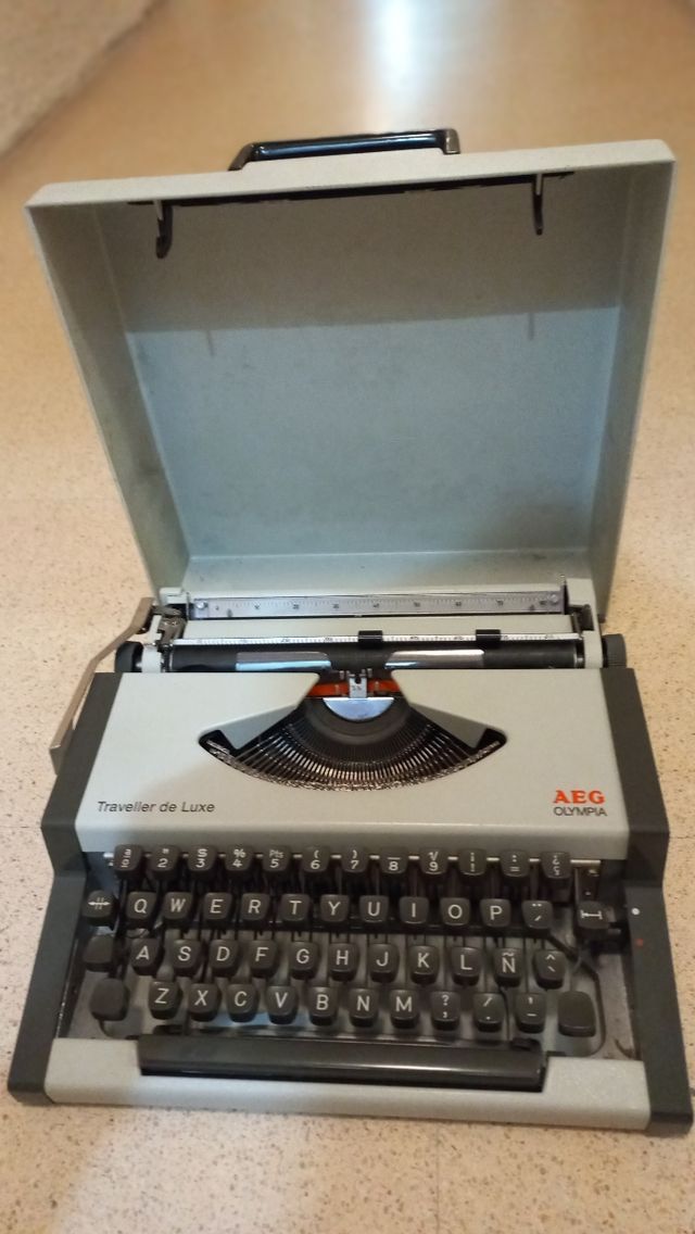 MAQUINA  ESCRÍBÍR  ANTIGUA