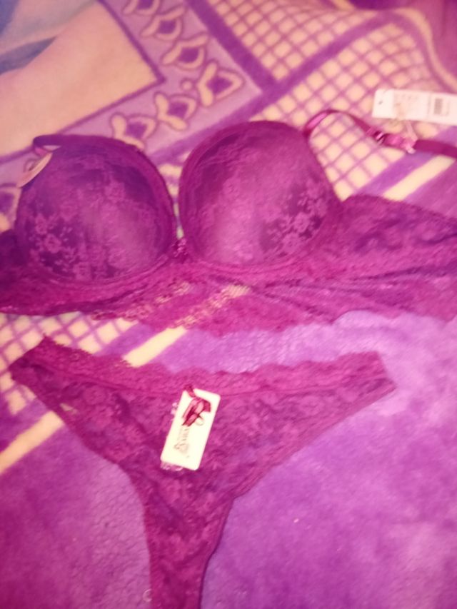 Conjunto granate con encaje tanga