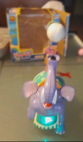 Elefante musical con pelota C24