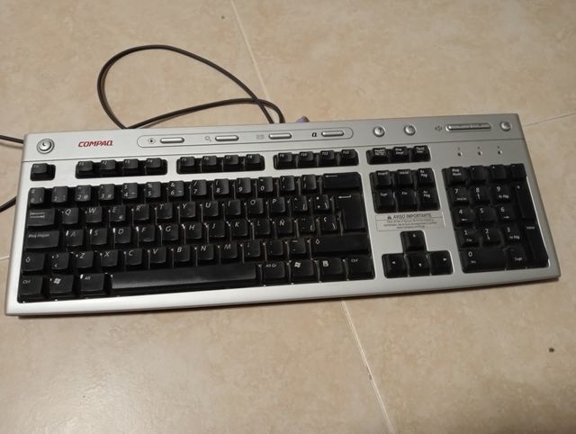 Pantalla, teclado y altavoces