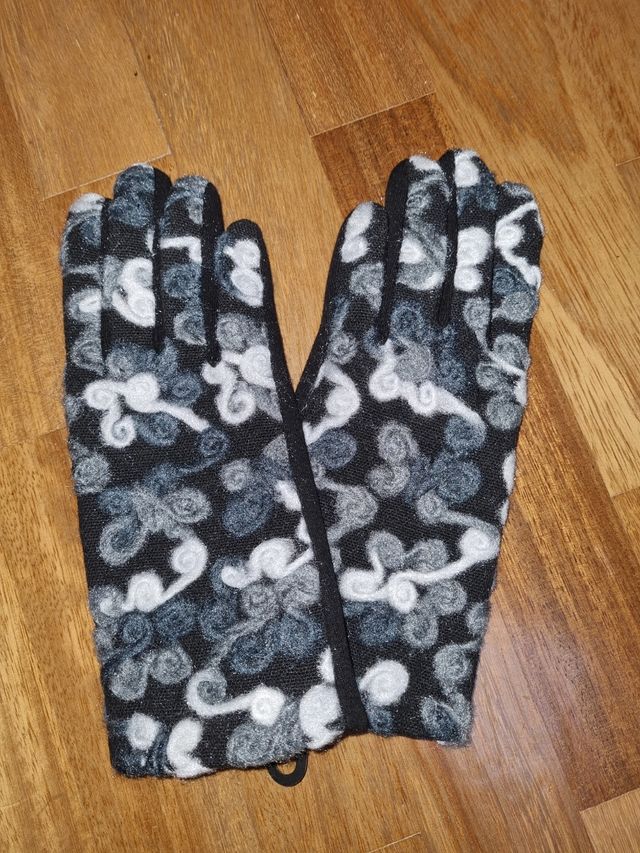 Guanti in lana con ricamo