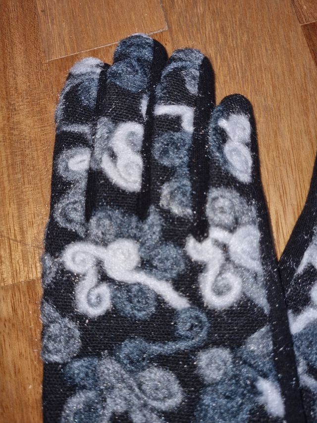 Guanti in lana con ricamo