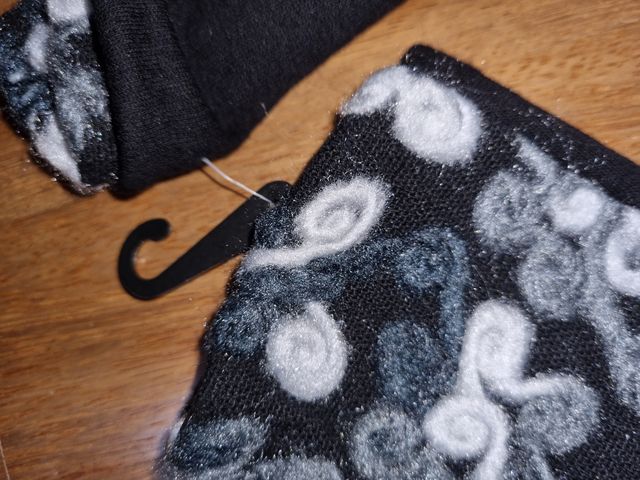 Guanti in lana con ricamo