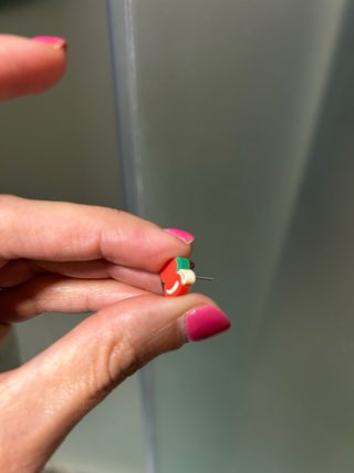 caja con 100 pendientes niña sin usar