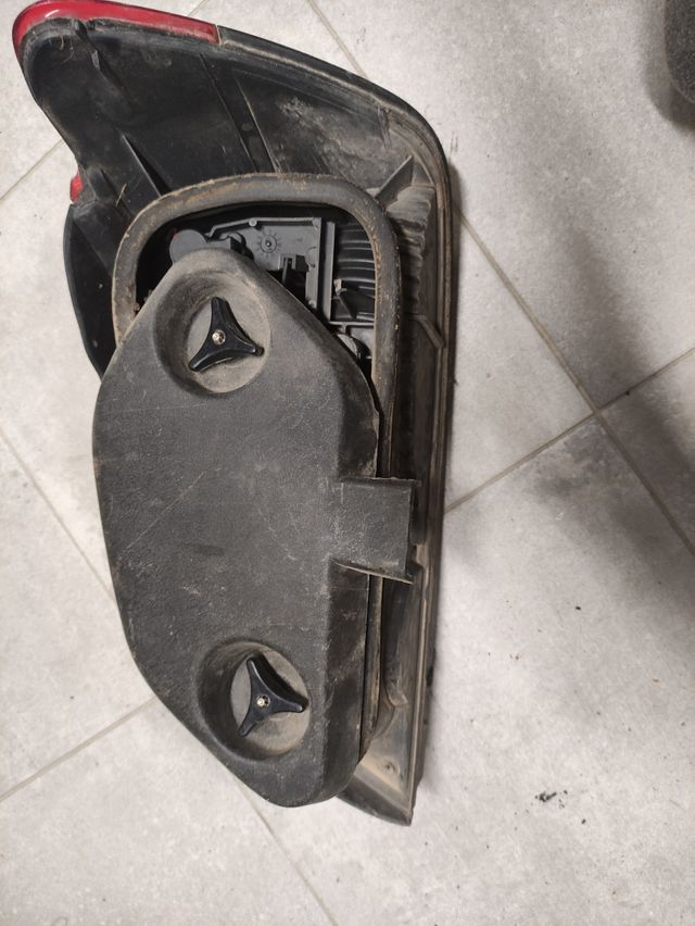 Piloto trasero izquierdo Peugeot 306