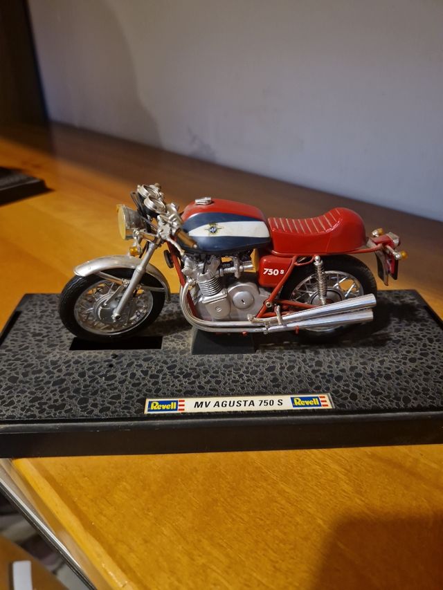 Modellino moto Augusta 750 s revell 1/12