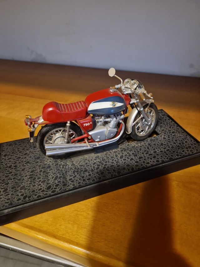 Modellino moto Augusta 750 s revell 1/12
