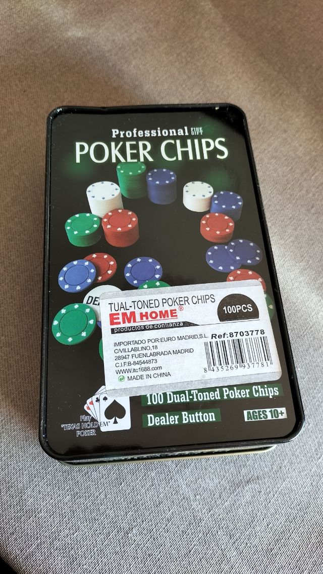 Dos latas de fichas y gafas