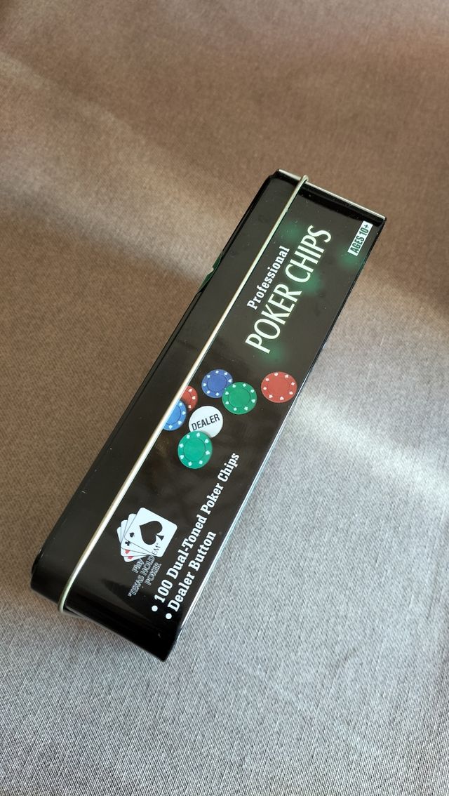 Dos latas de fichas y gafas