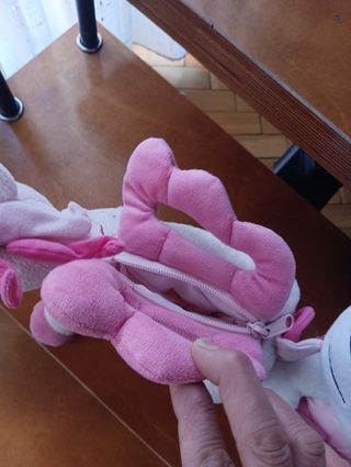 4 Muñecos peluches.