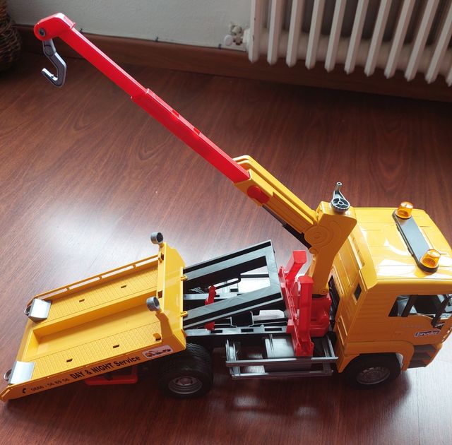 Camion grua con jeep "Bruder"