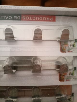 Caja de perchas adhesivas