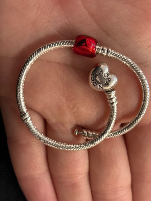 Pulsera Pandora y corazon rojo