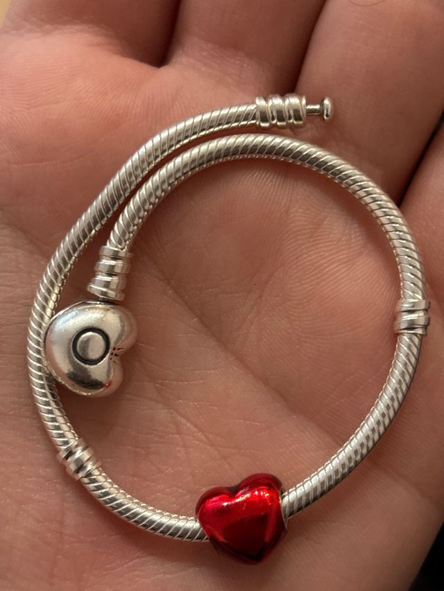 Pulsera Pandora y corazon rojo