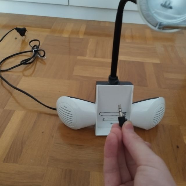 Lámpara con altavoces integrados