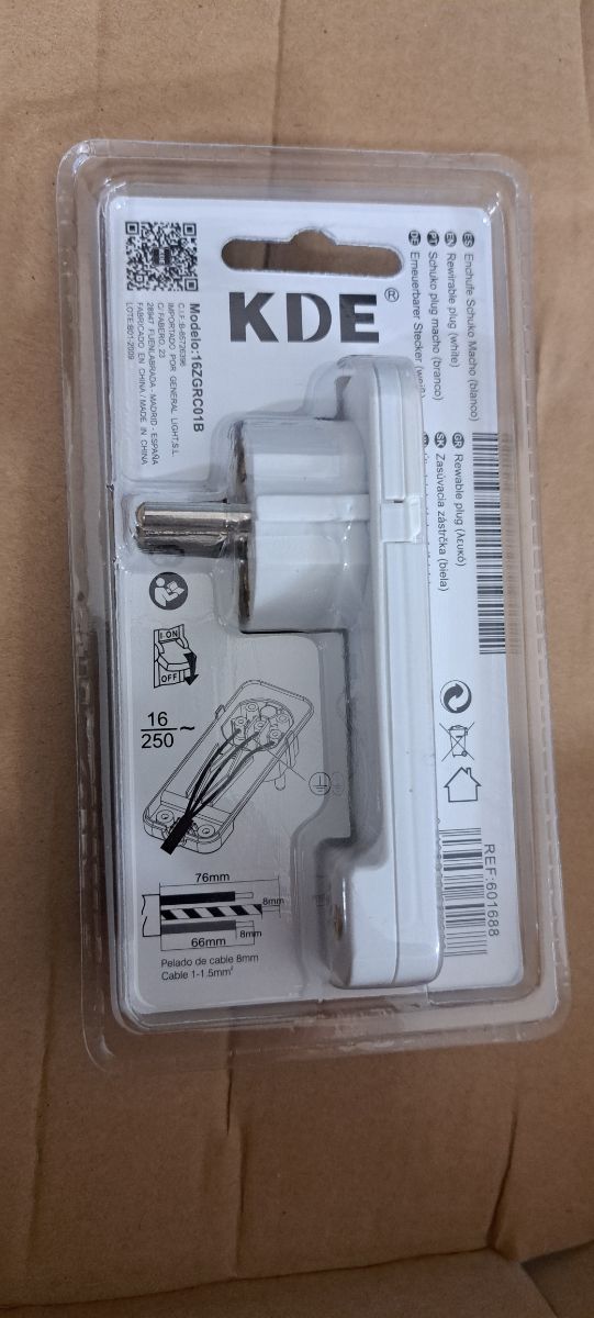 Enchufe ultrafino para detrás mueble