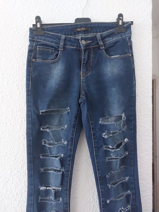 Pantalón tejano pitillo S/36 con agujeros