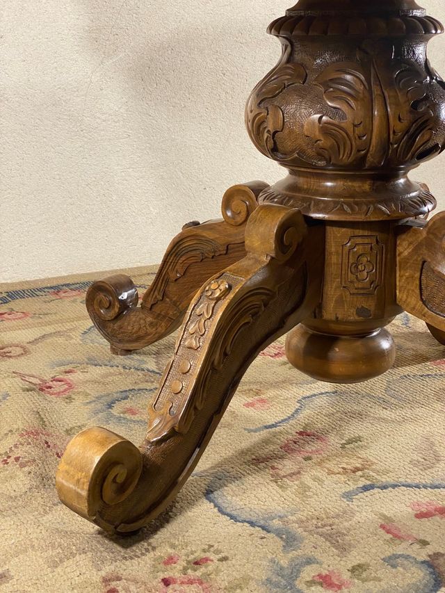 Mesa de comedor extensible con marquetería