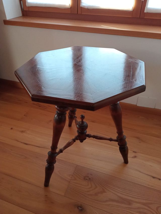 Mesita antigua de nogal