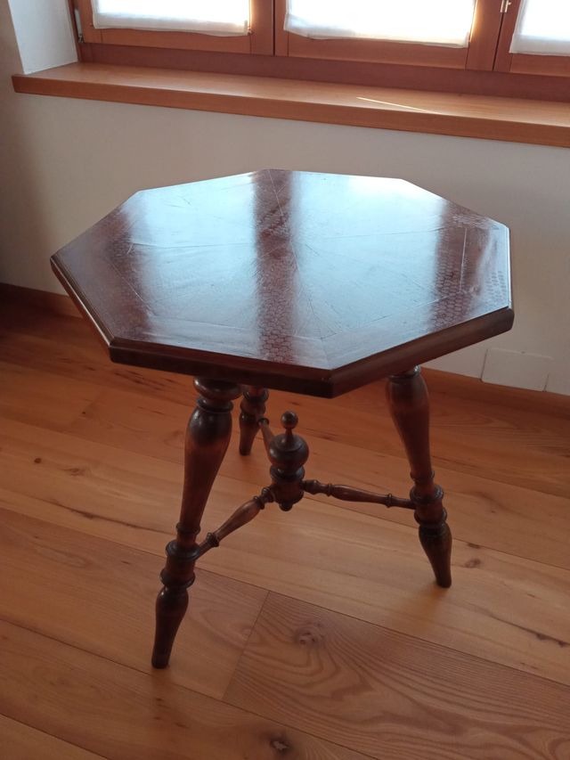 Mesita antigua de nogal