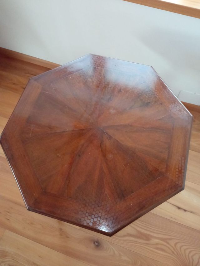 Mesita antigua de nogal