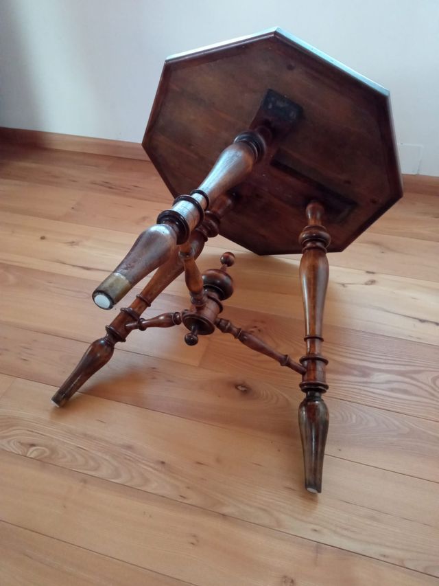 Mesita antigua de nogal