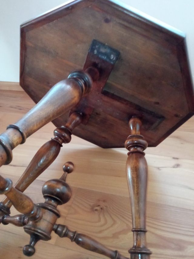 Mesita antigua de nogal