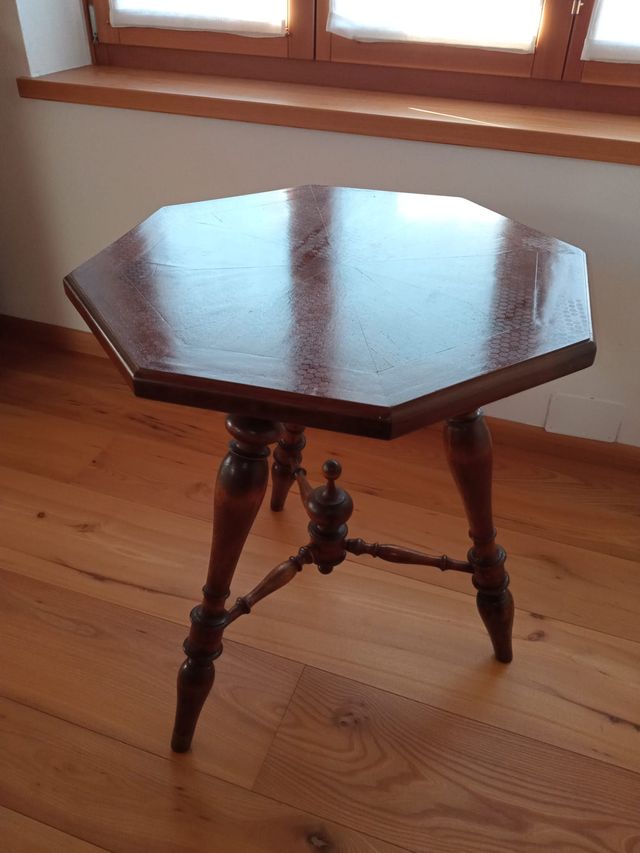 Mesita antigua de nogal