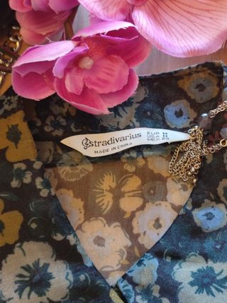Blusa estampada "Stradivarius".