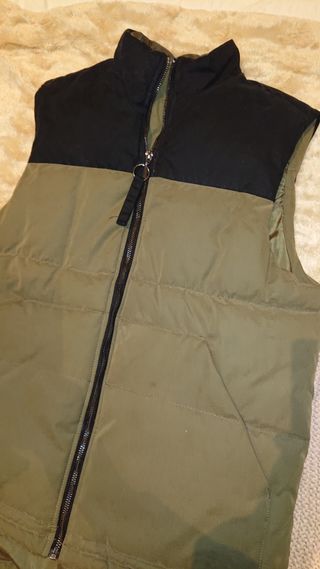 Chaleco verde y negro hombre.