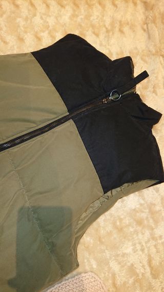Chaleco verde y negro hombre.