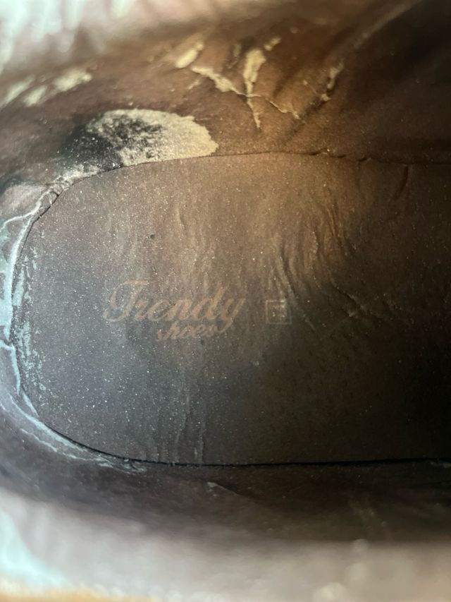 Zapatillas casual de piel. Preciosas