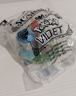 Figura + póster Pokémon Escarlata y Purpura