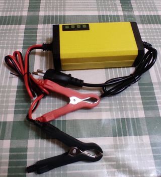 Cargador- mantenedor batería 12v moto o coche.