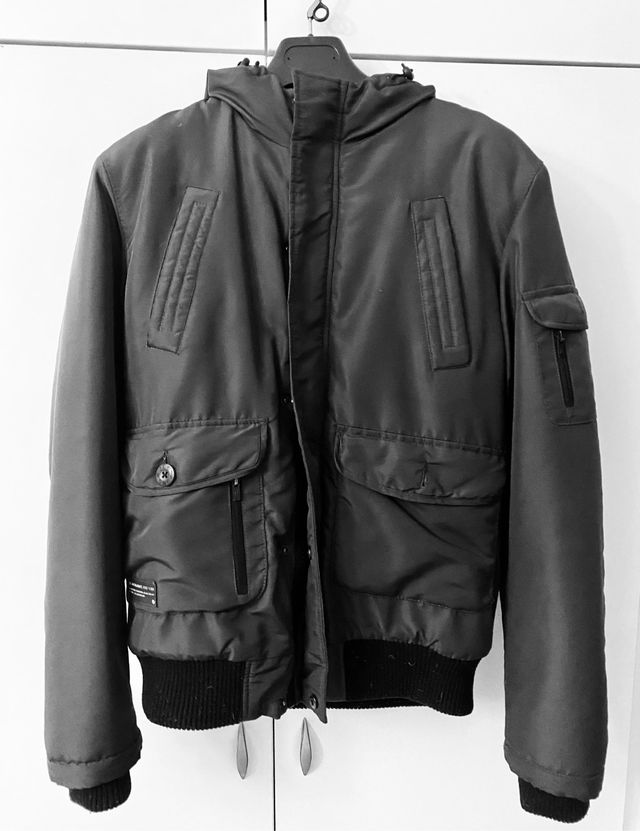 Giubbotto piumino uomo. Nero con zip e bottoni