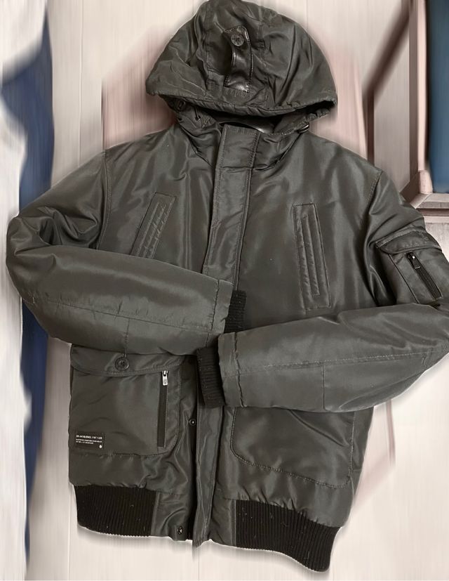 Giubbotto piumino uomo. Nero con zip e bottoni