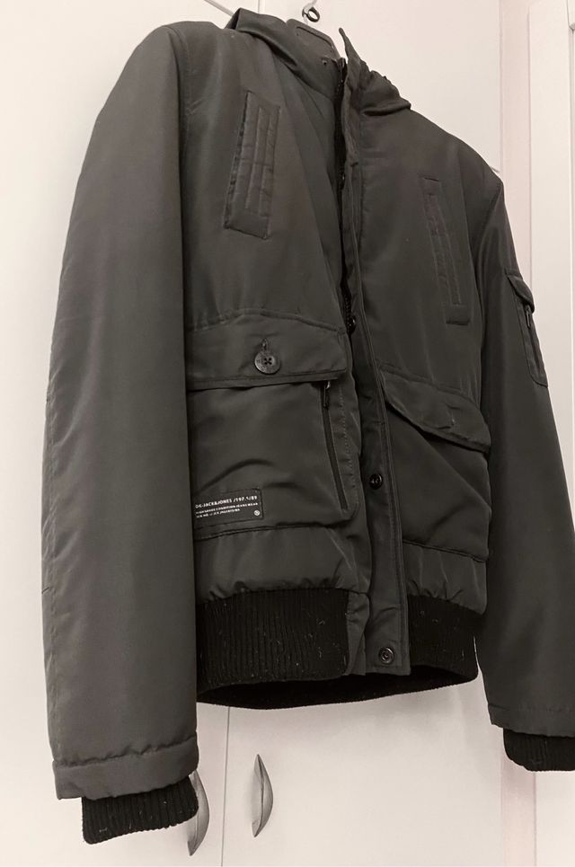 Giubbotto piumino uomo. Nero con zip e bottoni